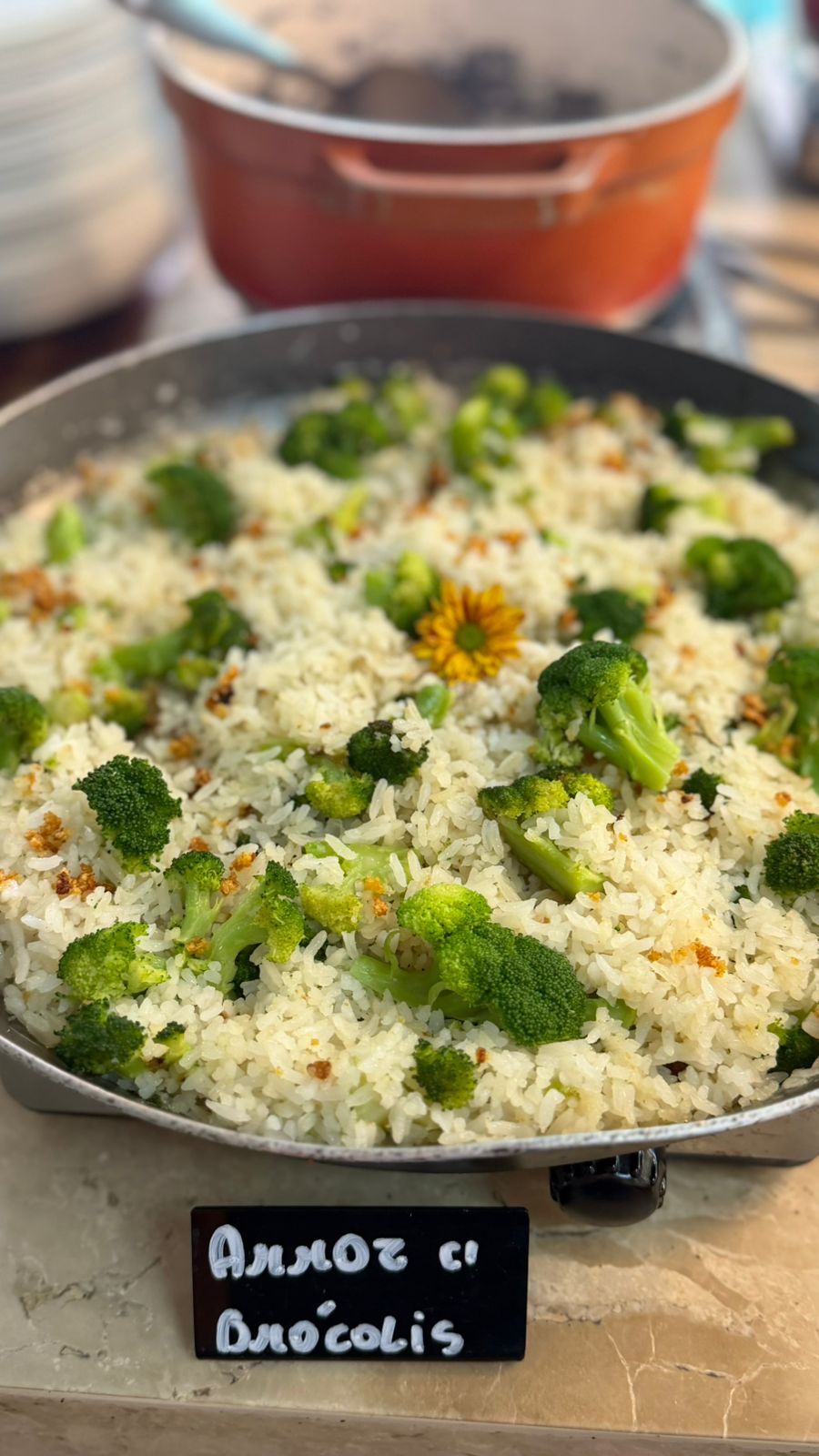 Arroz com brócolis servido na Aurora Cozinha