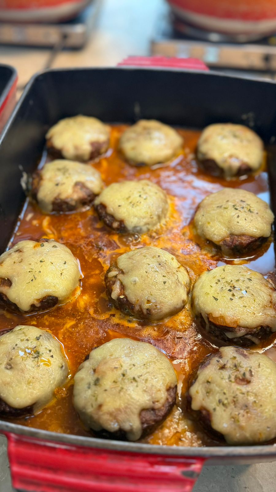 Prato gratinado servido na Aurora Cozinha