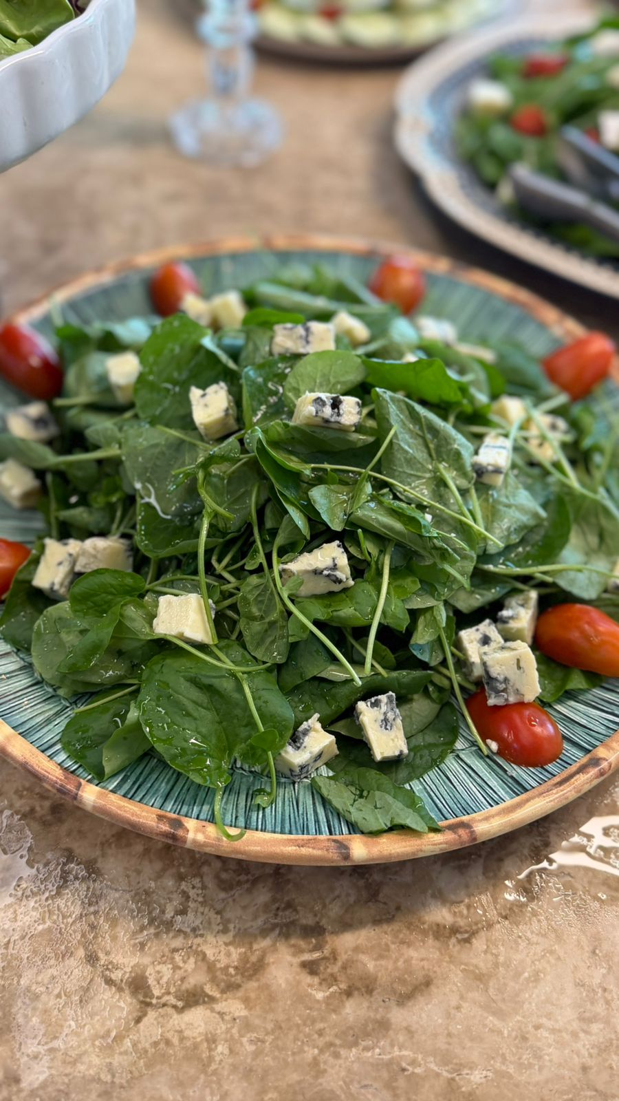 Salada fresca servida no buffet da Aurora Cozinha